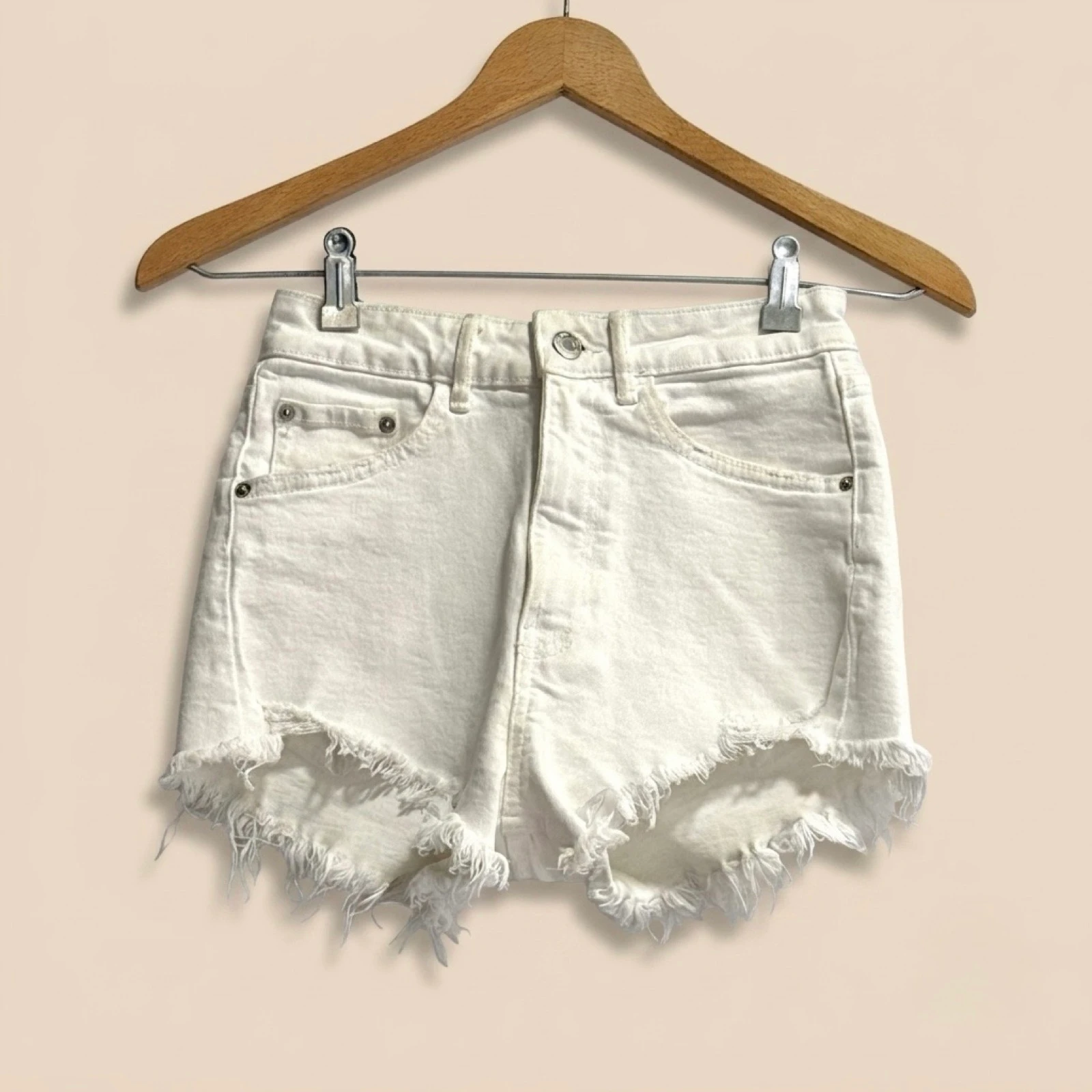 Short blanco efecto desgastado Zara